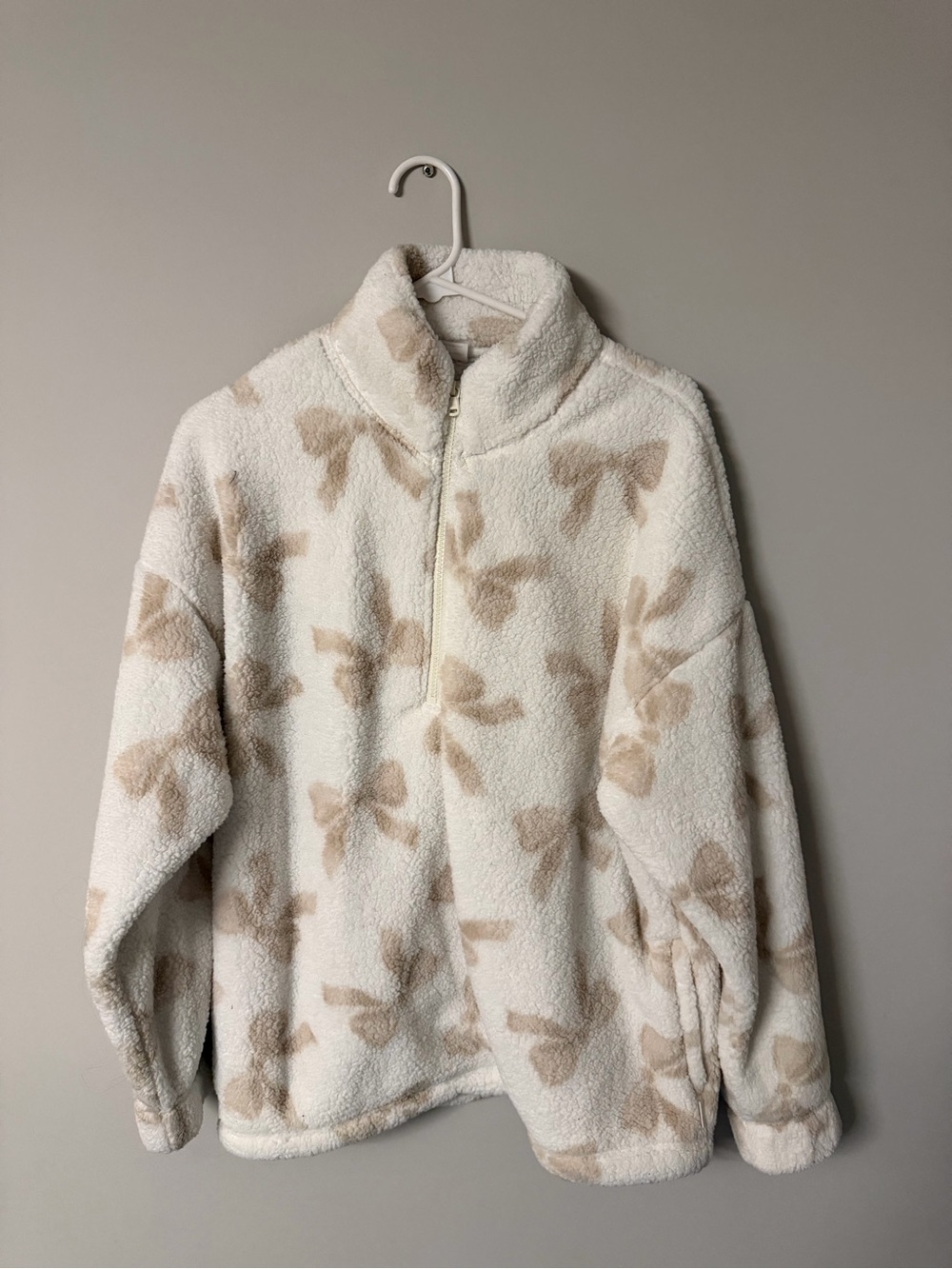 Cozy Ivory Sherpa Pullover with Beige Bow Print